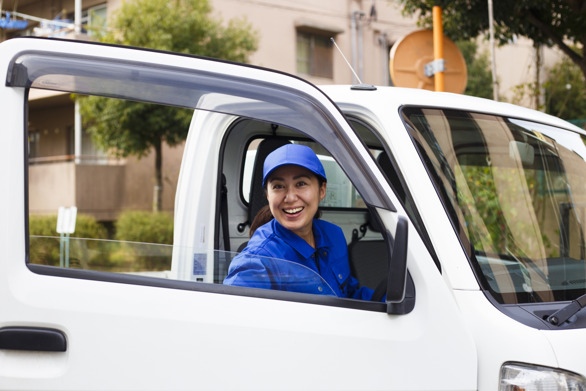 トラックを運転する女性の写真